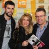 Shakira avec son compagnon Gerard Piqué et son père Joan Piqué au lancement du livre de ce dernier à Barcelone, le 14 mars 2013.