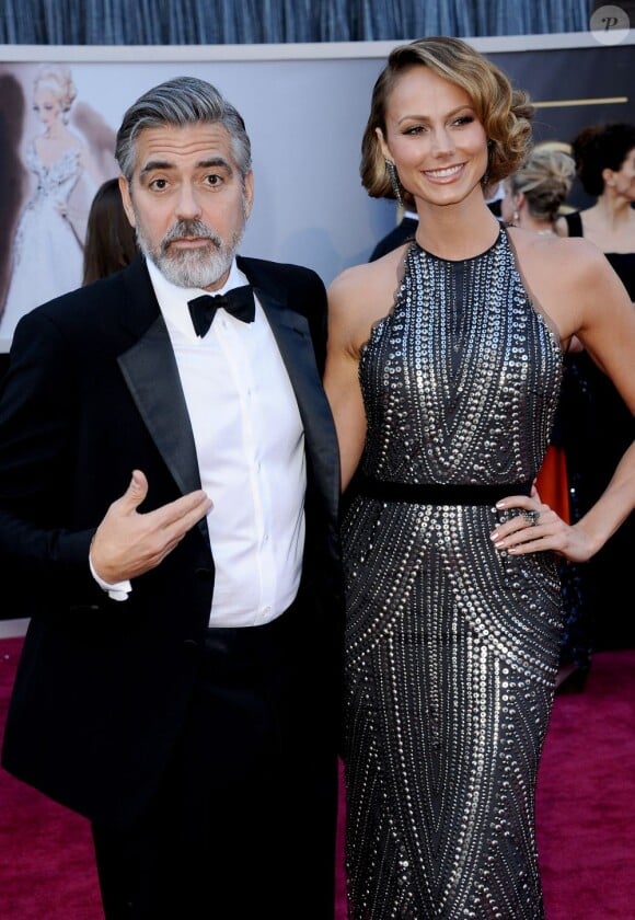George Clooney et Stacy Keibler arrivant à la cérémonie des Oscars le 24 février 2013