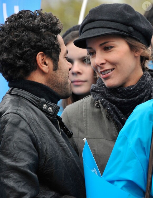 Mélissa Theuriau et Jamel Debbouze, toujours plus complices et amoureux, lors de l'opération Poussettes vides au profil de l'Unicef à Paris dans les jardins du Trocadéro le 18 novembre 2012