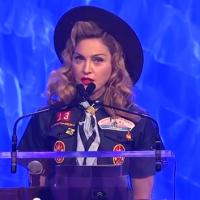 Madonna, vêtue en Boy Scout, tente encore la provoc avec un baiser