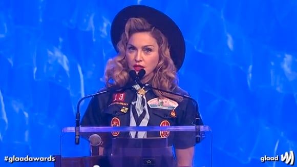 Madonna, vêtue en Boy Scout, tente encore la provoc avec un baiser