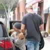 Chris Hemsworth et sa femme Elsa Pataky lors d'une session course avec leur petite fille India à Santa Monica le 16 mars 2013
