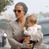 Elsa Pataky lors d'une session course avec son adorable petite fille India à Santa Monica le 16 mars 2013