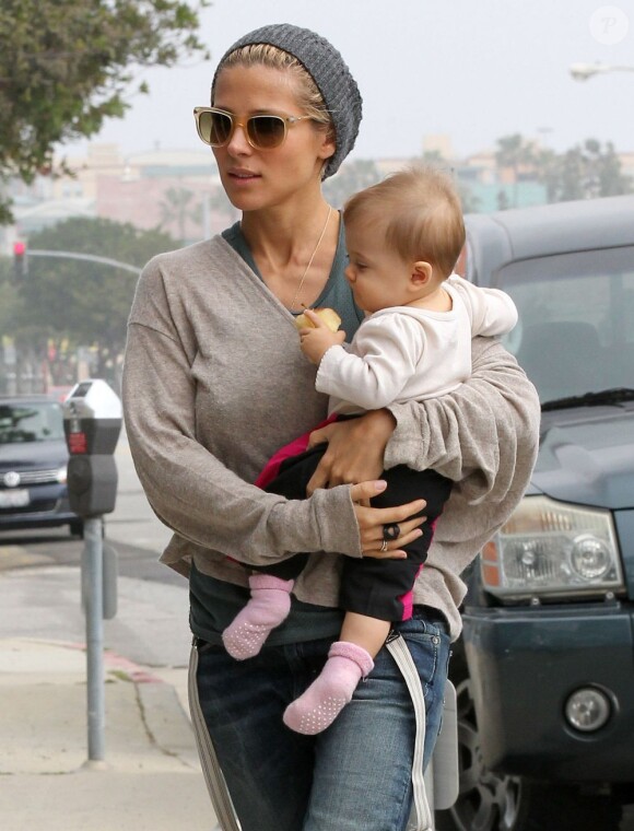 Elsa Pataky lors d'une session course avec son adorable petite fille India à Santa Monica le 16 mars 2013