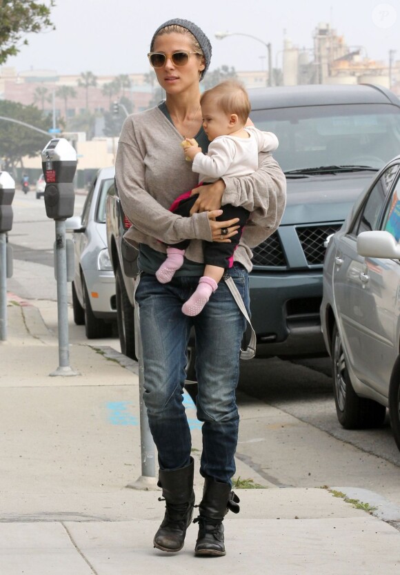 Elsa Pataky, mère de famille attentionnée avec sa petite fille India à Santa Monica le 16 mars 2013