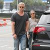 Chris Hemsworth et sa femme Elsa Pataky lors d'une session course avec leur petite fille India à Santa Monica le 16 mars 2013