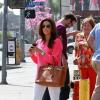Eva Longoria quitte le restaurant Pink Taco après y avoir déjeuné avec ses proches, dont sa mère. Los Angeles, le 16 mars 2013.