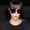 Kim Kardashian surprise à son arrivée à l'aéroport de Los Angeles. Le 17 mars 2013.