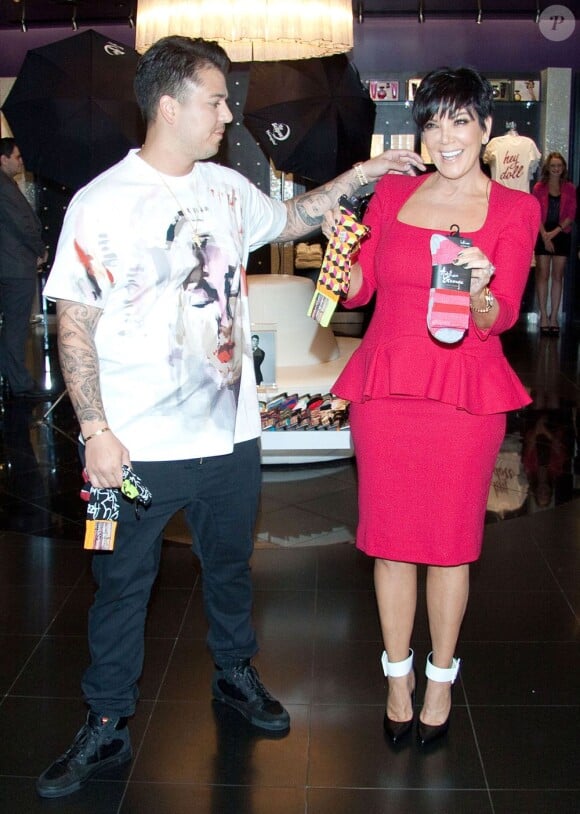 Rob Kardashian, soutenu par sa mère Kris Jenner, fait la promo de sa ligne de chaussettes Arthur George dans la boutique Kardashian Khaos dans l'hôtel-casino Mirage. Las Vegas, le 16 mars 2013.
