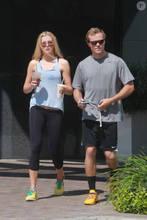 Ireland Baldwin et son petit ami Slater Trout se rendent sortent d'une salle de gym à Woodland Hills le 17 mars 2013.