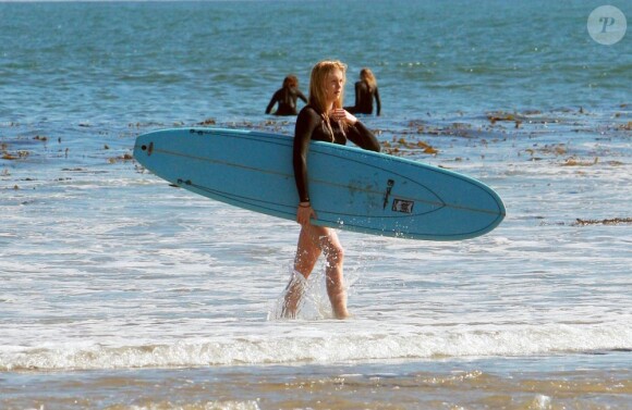 Exclusif - Ireland Baldwin sur la Malibu Lagoon State Beach près de Los Angeles lors d'une séance surf à Malibu, le 10 mars 2013.