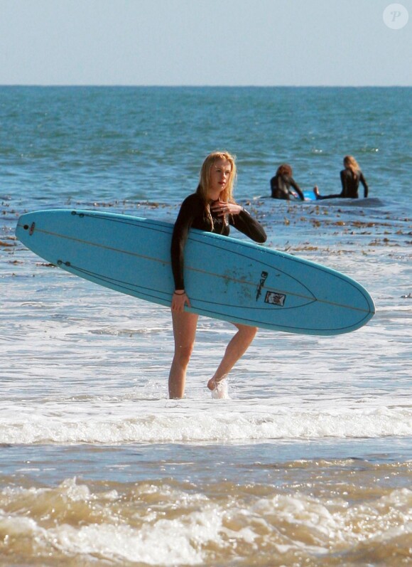 Exclusif - Ireland Baldwin planche à la main après une séance surf à Malibu, le 10 mars 2013.