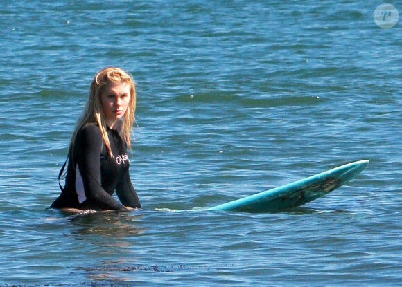 Exclusif - Ireland Baldwin en séance surf à Malibu, le 10 mars 2013.