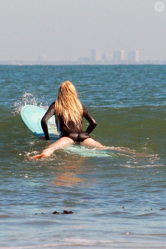 Exclusif - Ireland Baldwin dompte la vague en séance surf à Malibu, le 10 mars 2013.