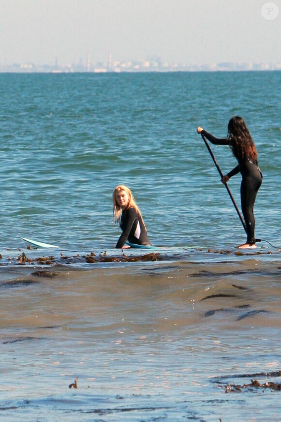 Exclusif - Ireland Baldwin en séance surf à Malibu non loin de Los Angeles, le 10 mars 2013.