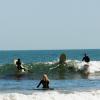 Exclusif - Ireland Baldwin, va affronter la vague au premier plan, en pleine séance surf à Malibu, le 10 mars 2013.