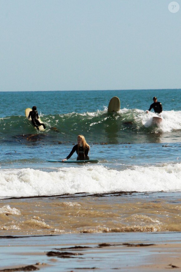 Exclusif - Ireland Baldwin, va affronter la vague au premier plan, en pleine séance surf à Malibu, le 10 mars 2013.