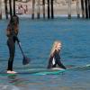 Exclusif - Ireland Baldwin avec une amie en séance surf à Malibu, le 10 mars 2013.