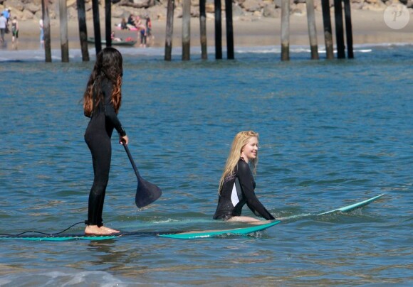 Exclusif - Ireland Baldwin avec une amie en séance surf à Malibu, le 10 mars 2013.
