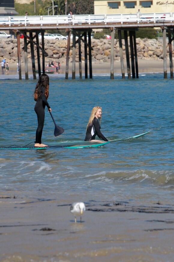 Exclusif - Ireland Baldwin, 17 ans, en séance surf à Malibu, le 10 mars 2013.