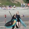 Exclusif - Ireland Baldwin et son ami Ginger s'offrent une séance surf à Malibu, le 10 mars 2013.