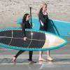 Exclusif - Ireland Baldwin et son amie Ginger vont faire du surf à Malibu le 10 mars 2013.