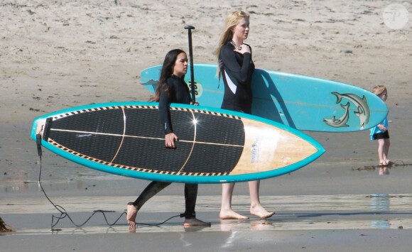 Exclusif - Ireland Baldwin et son amie Ginger vont faire du surf à Malibu le 10 mars 2013.