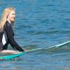 Exclusif - Ireland Baldwin, 17 ans, fille de Kim Basinger et Alec Baldwin, en pleine séance de surf à Malibu, le 10 mars 2013.