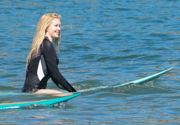 Exclusif - Ireland Baldwin, 17 ans, fille de Kim Basinger et Alec Baldwin, en pleine séance de surf à Malibu, le 10 mars 2013.