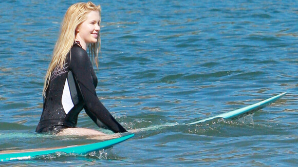 Ireland Baldwin : Surfeuse et amoureuse, la fille de Kim Basinger rayonne !