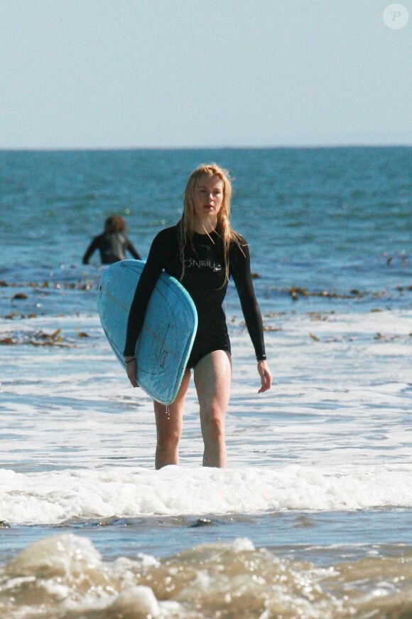 Exclusif - Ireland Baldwin sort de l'eau après une séance surf à Malibu, le 10 mars 2013.