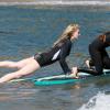 Exclusif - Ireland Baldwin se jette à l'eau pour sa séance surf à Malibu, le 10 mars 2013.
