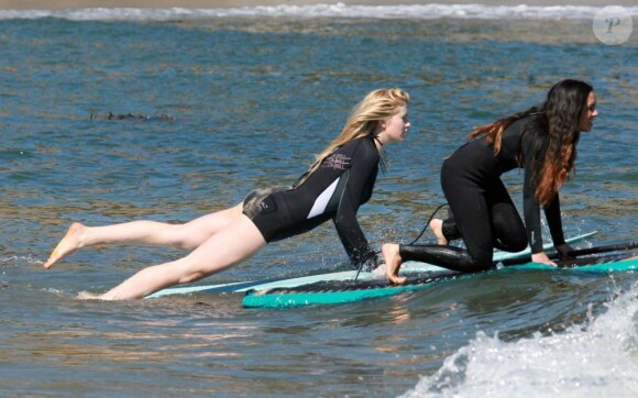 Exclusif - Ireland Baldwin se jette à l'eau pour sa séance surf à Malibu, le 10 mars 2013.