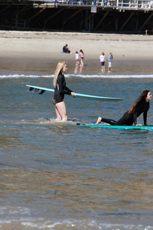 Exclusif - Ireland Baldwin va se lancer avec une amie pour une traditionnelle séance surf à Malibu, le 10 mars 2013.