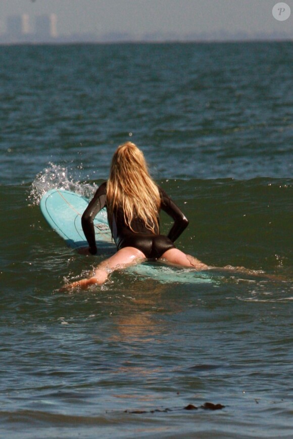 Exclusif - Ireland Baldwin, 17 ans, prend la vague en séance surf à Malibu, le 10 mars 2013.