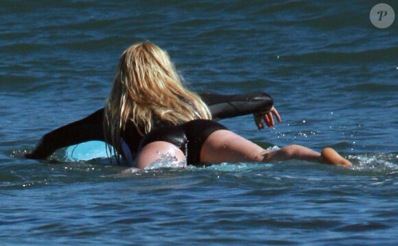 Exclusif - Ireland Baldwin visiblement très douée en surf, à Malibu, le 10 mars 2013.