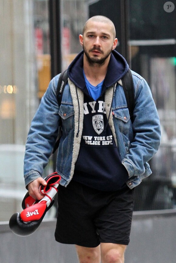 Shia LaBeouf quitte une salle de gym dans le quartier de SoHo en portant ses gants de boxe. New York, le 1er mars 2013.