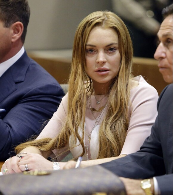Lindsay Lohan, mal en point, lors de son procès devant la cour de justice de Los Angeles, le 18 mars 2013. L'actrice de 26 ans, accompagnée de son avocat Mark Heller, a échappé à la prison mais pas à la cure de rehab.