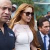 Lindsay Lohan arrive à son procès devant la cour de justice de Los Angeles, le 18 mars 2013, avec son avocat Mark Heller.