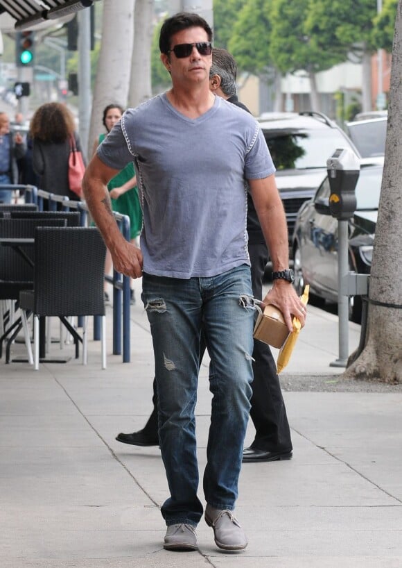 Lorenzo Lamas de sortie dans les rues de Beverly Hills, le 18 mars 2013.