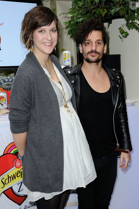 Daphné Bürki et Gunther Love présentent leurs nouvelles cannettes Schweppes Zero à l'Hôtel Amour à Paris, le 19 mars 2013.