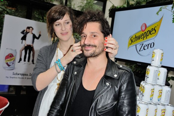 Daphné Bürki et son compagnon Gunther Love présentent leurs nouvelles cannettes Schweppes Zero à l'Hôtel Amour à Paris, le 19 mars 2013.