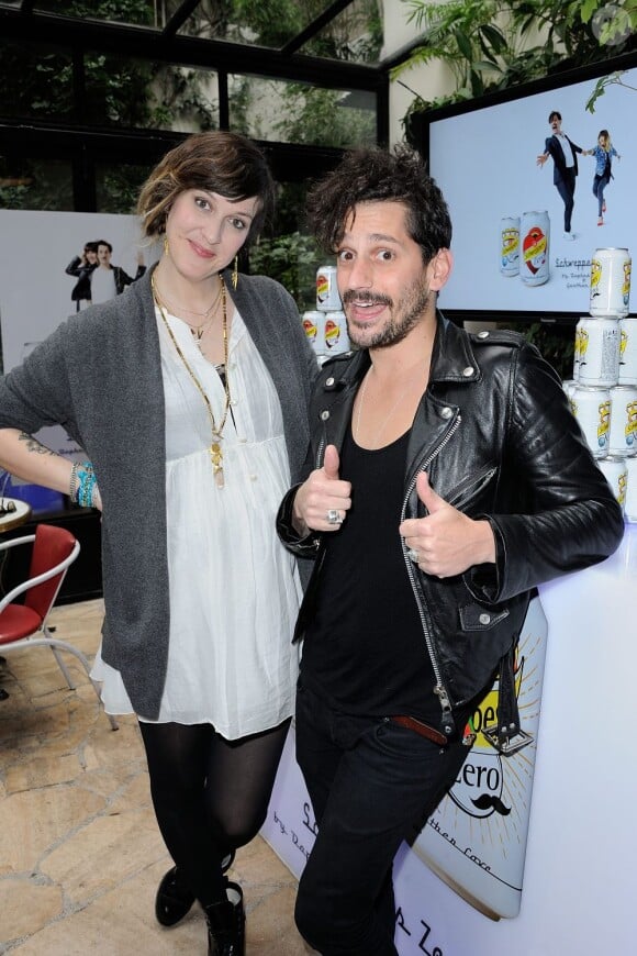 L'animatrice Daphné Bürki et Gunther Love présentent leurs nouvelles cannettes Schweppes Zero à l'Hôtel Amour à Paris, le 19 mars 2013.