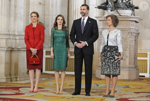 Felipe, Letizia, Elena et Sofia d'Espagne accueillaient à la Zarzuela le 20 mars 2013 des membres de la Commission d'évaluation du Comité international olympique (CIO) à l'occasion de leur visite de Madrid dans le cadre de la candidature de la capitale espagnole pour l'organisation des JO 2020.