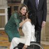 La princesse Letizia salue une invitée handicapée. Felipe, Letizia, Elena et Sofia d'Espagne accueillaient à la Zarzuela le 20 mars 2013 des membres de la Commission d'évaluation du Comité international olympique (CIO) à l'occasion de leur visite de Madrid dans le cadre de la candidature de la capitale espagnole pour l'organisation des JO 2020.