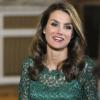 Sublime dans une robe en dentelle verte, la princesse Letizia d'Espagne prenait part avec Felipe, Elena et Sofia, à la Zarzuela le 20 mars 2013, à un dîner pour les membres de la Commission d'évaluation du Comité international olympique (CIO) à l'occasion de leur visite de Madrid dans le cadre de la candidature de la capitale espagnole pour l'organisation des JO 2020.