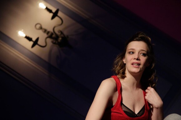 La comédienne Céline Sallette incarne "Molly Bloom" au théâtre de la Commune d'Aubervilliers, le 20 mars 2013.