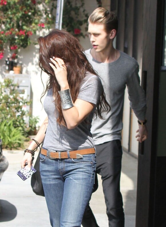 Vanessa Hudgens et son petit ami Austin Butler à Studio City, le 19 mars 2013.