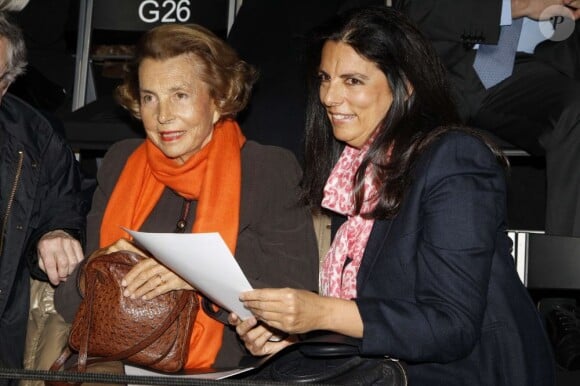 Liliane Bettencourt et sa fille Françoise Bettencourt-Meyers à Paris, le 24 janiver 2012.