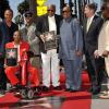 Stevie Wonder, Ray Parker Jr. avec Eddie Willis et Jack Ashford, à la cérémonie de remise d'étoile dédiée aux Funk Brothers, sur le Walk of Fame à Los Angeles, le 21 mars 2013.